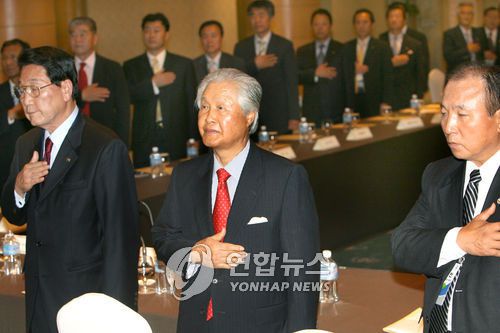 해외한민족대표자회의 이끈 박병헌 민단 단장동포청 '세계한인회장대회'의 전신인 해외한민족대표자회의를 이끌었던 박병헌 전 민단 단장(사진 가운데). [연합뉴스 자료사진]