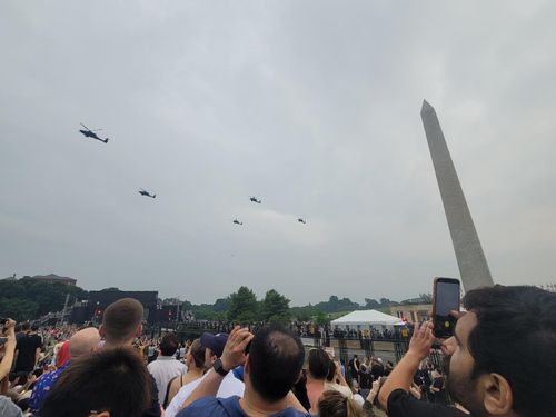 美 육군 창설 250주년 열병식(워싱턴=연합뉴스) 조준형 특파원 = 14일(현지시간) 미국 워싱턴 DC에서 미국 육군 창설 250주년 기념 열병식이 열렸다.   워싱턴 기념탑 옆으로 헬기가 날아가자 청중들이 휴대전화로 촬영하고 있다. 2025.6.15 jhcho@yna.co.kr