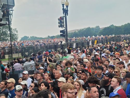 미 육군 창설 250주년 기념 열병식 인파 (워싱턴=연합뉴스) 조준형 특파원 = 14일(현지시간) 미국 워싱턴 DC에서 미국 육군 창설 250주년 기념 열병식이 수많은 시민이 운집한 가운데 개최됐다.  2025.6.15 jhcho@yna.co.kr