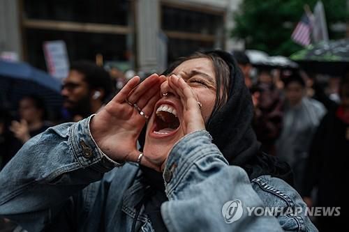 뉴욕시 '노 킹스' 집회에서 구호를 외치는 시위대[뉴욕 EPA=연합뉴스. 재판매 및 DB 금지]