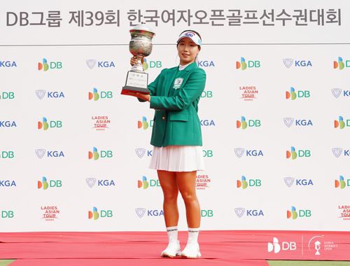우승 트로피를 든 이동은.[DB그룹 한국여자오픈 조직위 제공. 재판매 및  DB 금지]
