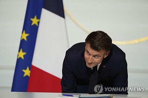 13일 기자회견 뒤 일어서는 마크롱 프랑스 대통령[AP 연합뉴스 자료사진. 재판매 및 DB 금지]