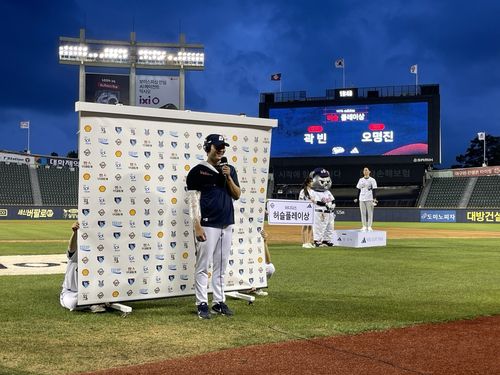경기 후 밝은 얼굴로 방송 인터뷰하는 두산 곽빈[촬영 이대호]