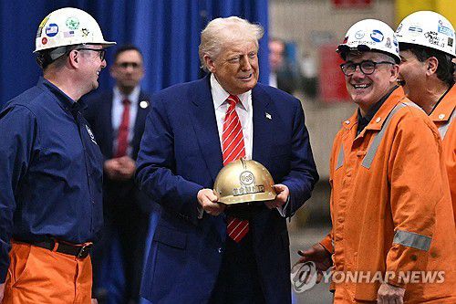 US스틸 방문한 도널드 트럼프 미국 대통령[AFP 연합뉴스 자료사진. 재판매 및 DB 금지]