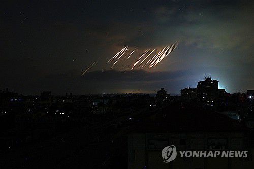 가자지구에서 목격된 이란의 미사일 궤적[AFP=연합뉴스 자료사진. 재판매 및 DB 금지]
