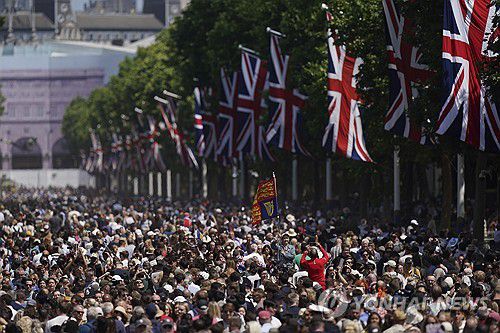 버킹엄궁 앞 더몰에 몰려든 인파[AP 연합뉴스]