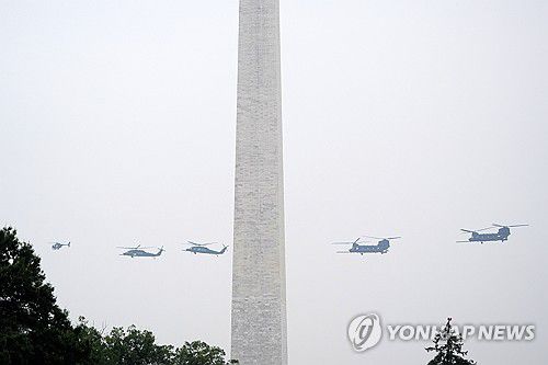 미 육군 창설 250주년 열병식(워싱턴 AP=연합뉴스) 14일(현지시간) 미국 워싱턴DC에서 열린 미 육군 창설 250주년 기념 열병식에서 육군 헬리콥터들이 비행하고 있다. 2025.6.14