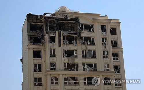 이스라엘 공습에 부서진 이란 테헤란 시내 주거건물[EPA 연합뉴스 자료사진 재판매 및 DB 금지]