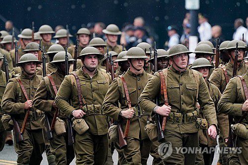 트럼프 대통령 생일에 진행된 미 육군 창설 250주년 열병식(워싱턴 EPA=연합뉴스) 14일(현지시간) 미국 워싱턴DC에서 열린 미 육군 창설 250주년 기념 열병식에서 1차 세계 대전 당시 군복을 입은 군인들이 행진하고 있다. 2025.6.14