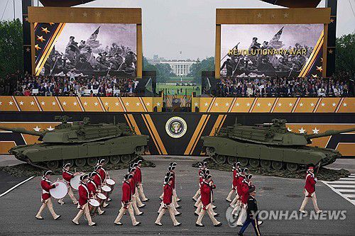 미 육군 창설 250주년 열병식(워싱턴 AFP=연합뉴스) 14일(현지시간) 미국 워싱턴DC에서 열린 미 육군 창설 250주년 기념 열병식에서 독립전쟁 당시 군복을 입은 군인들이 도널드 트럼프 대통령이 있는 무대 앞으로 행진하고 있다. 2025.6.14