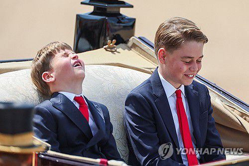 마차 타고 가다가 '빵 터진' 루이 왕자와 조지 왕자[로이터 연합뉴스]