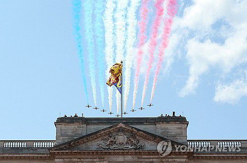 버킹엄궁 상공으로 곡예비행하는 레드 애로스[로이터 연합뉴스]