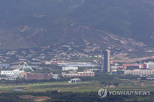 적막한 개성공단(파주=연합뉴스) 임병식 기자 = 지난해 6월 25일 경기도 파주시 접경지역에서 바라본 서부전선 비무장지대(DMZ) 너머로 개성공단 일대가 적막하다.      이날 미국의소리(VOA) 방송은 위성사진 분석 결과 북한이 개성공단 안에 건물을 새로 짓는 것으로 추정된다고 보도했다. 2024.6.25 andphotodo@yna.co.kr