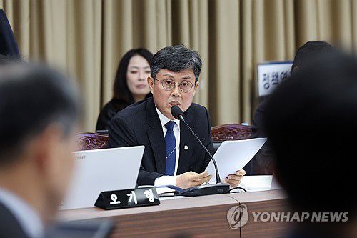 질의하는 안도걸 의원(광주=연합뉴스) 천정인 기자 = 24일 오전 광주 북구 정부광주지방합동청사에서 광주국세청 등 6개 기관에 대한 국회 기획재정위원회의 국정감사에서 더불어민주당 안도걸 의원이 질의하고 있다. 2024.10.24 iny@yna.co.kr