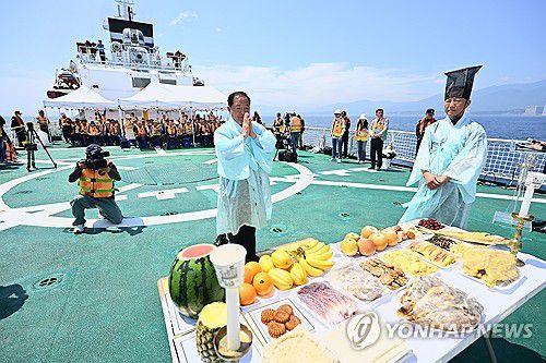 속초 앞바다서 '함상 위령제' 엄수[연합뉴스 자료사진]