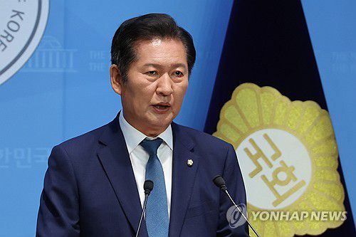 당대표 출마 기자회견 하는 정청래 의원(서울=연합뉴스) 김주성 기자 = 더불어민주당 정청래 의원이 15일 서울 여의도 국회 소통관에서 당대표 출마 기자회견을 하고 있다.2025.6.15 utzza@yna.co.kr