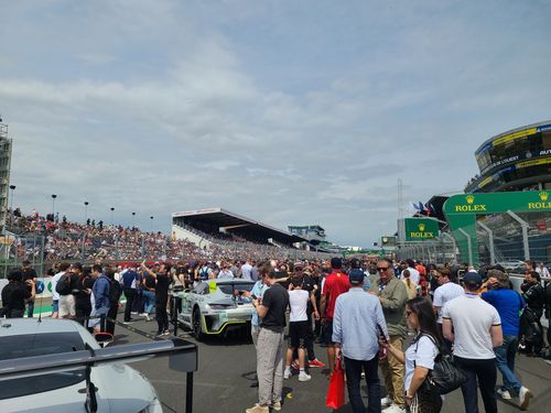 그리드 워크에 참여한 팬들[촬영 홍규빈]