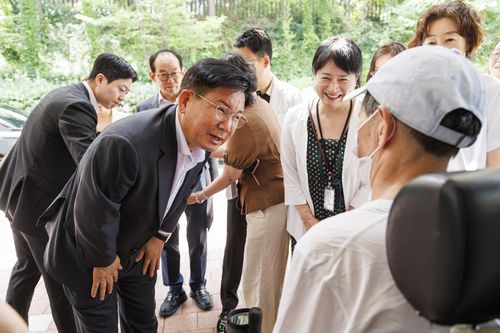 휠체어 탄 어르신과 대화하는 박강수 마포구청장[마포구 제공. 재판매 및 DB 금지]