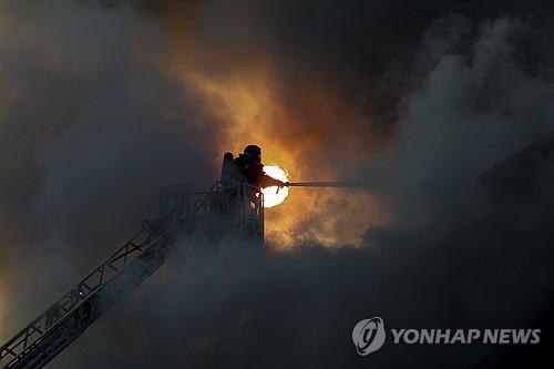 러시아 드론이 공격한 우크라이나 자포리자에서 화재 진압하는 소방관(기사와 관계없음)[AP 연합뉴스 자료사진. 재판매 및 DB 금지]