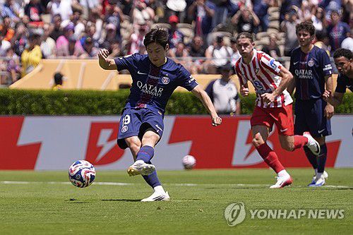 페널티킥을 차는 이강인[AP=연합뉴스]