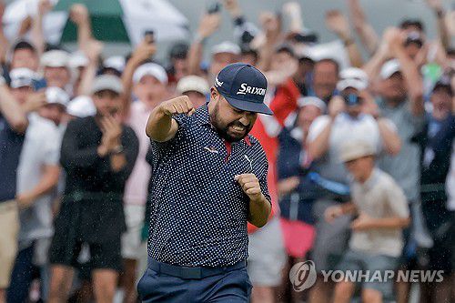 18번 홀 버디 퍼트 넣고 기뻐하는 스펀[EPA=연합뉴스]
