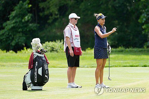 톰프슨(오른쪽)과 그의 캐디 롱먼[AFP=연합뉴스]