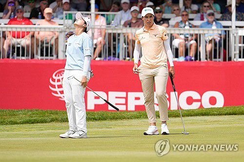 아쉬워하는 최혜진(왼쪽)과 우승한 시간다.[AFP=연합뉴스]