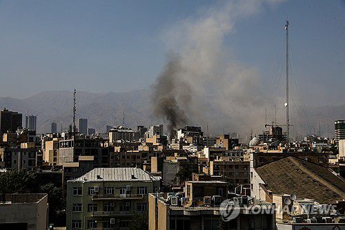 연기 피어오르는 테헤란 시내(테헤란 WANA 통신·로이터=연합뉴스) 15일(현지시간) 이스라엘 공습으로 연기가 피어오르는 테헤란 시내. 2025.06.16