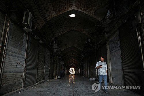 불 꺼진 테헤란 시내(테헤란 WANA통신·로이터=연합뉴스) 15일(현지시간) 밤 문 닫은 테헤란 시내 상점들. 2025.06.16