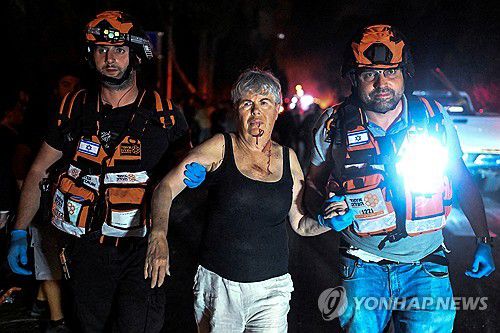 이스라엘 하이파에서 구조되고 있는 여성[로이터=연합뉴스. 재판매 및 DB 금지]