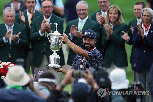 US오픈 우승 트로피 든 J.J. 스펀[Charles LeClaire-Imagn Images/로이터=연합뉴스]