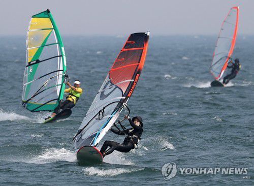 윈드서핑[연합뉴스 자료사진]
