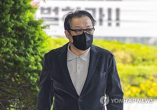 공판 출석하는 '건진법사' 전성배 씨(서울=연합뉴스) 황광모 기자 = 2018년 지방선거 공천헌금 의혹 혐의를 받는 '건진법사' 전성배 씨가 12일 서울 양천구 서울남부지법에서 열린 1심 두 번째 공판에 출석하고 있다. 2025.5.12 hkmpooh@yna.co.kr