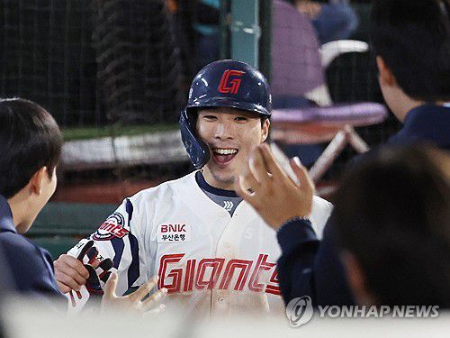 쐐기 득점 올리는 롯데(부산=연합뉴스) 강선배 기자 = 22일 부산 사직야구장에서 열린 프로야구 LG 트윈스와 롯데 자이언츠의 경기. 7회 말 1사 후 3루 주자 김동혁이 장두성의 우익수 희생플라이로 득점하고 동료들의 환영을 받고 있다. 2025.5.22 sbkang@yna.co.kr