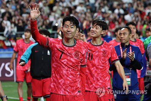 팬들에게 인사하는 손흥민과 이재성(서울=연합뉴스) 김인철 기자 = 10일 서울월드컵경기장에서 열린 2026 북중미 월드컵 아시아 3차 예선 최종전 한국과 쿠웨이트의 경기. 11회 연속 월드컵 본선 진출에 성공한 한국 대표팀의 손흥민과 이재성이 그라운드를 돌며 팬들에게 인사하고 있다. 2025.6.10 yatoya@yna.co.kr