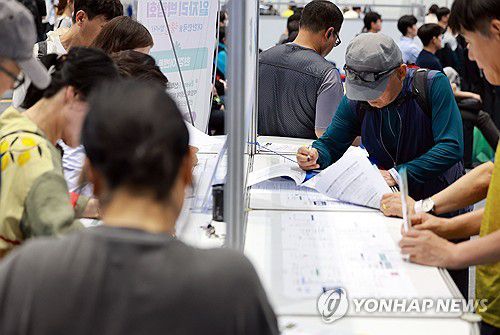'일하는 노인' 700만 시대(하남=연합뉴스) 신현우 기자 = 통계청이 '5월 고용동향'을 발표한 11일 경기도 하남종합운동장 제2체육관에서 열린 2025 하남시 일자리박람회에서 고령 구직자가 이력서를 작성하고 있다.     이날 통계청이 발표한 '5월 고용동향'에 따르면 지난달 15세 이상 취업자는 2천916만명으로, 작년 같은 달보다 24만5천명 증가했다. 특히 37만명 증가한 60세 이상 취업자(704만9천명)는 처음으로 700만명을 넘었다. 2025.6.11 nowwego@yna.co.kr