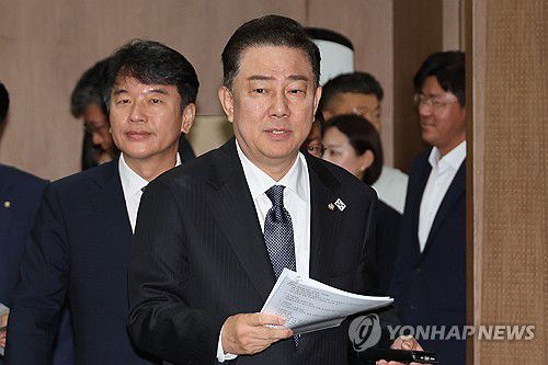 인선 발표장 들어서는 김병기 원내대표(서울=연합뉴스) 김주성 기자 = 더불어민주당 김병기 신임 원내대표가 15일 서울 여의도 국회 소통관에서 원내대표단 인선을 발표하기 위해 발언대로 향하고 있다. 2025.6.15 utzza@yna.co.kr