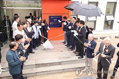 제주 응급의료 전용헬기 격납고 개소식(제주=연합뉴스) 박지호 기자 = 16일 오전 제주국제공항에서 제주 응급의료 전용헬기 격납고 개소식이 열리고 있다. 2025.6.16 jihopark@yna.co.kr