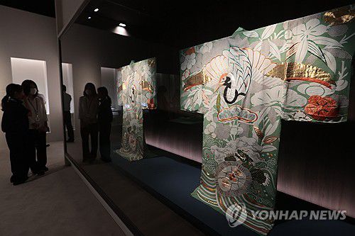 국립중앙박물관 '일본미술, 네 가지 시선' 전 개최(서울=연합뉴스) 류효림 기자 = 16일 서울 용산구 국립중앙박물관에서 열린 한일 국교 정상화 60주년 특별전 '일본미술, 네 가지 시선' 전 언론공개회에서 참석자들이 전시물을 살펴보고 있다. 2025.6.16 ryousanta@yna.co.kr