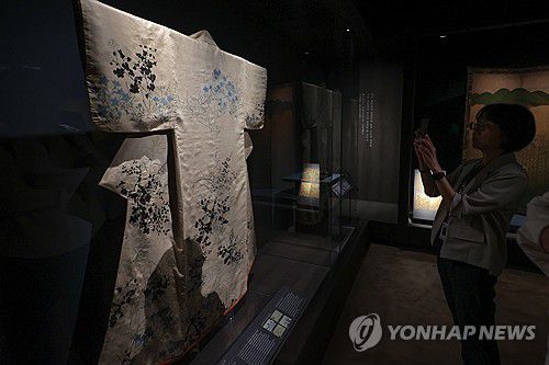 국립중앙박물관 '일본미술, 네 가지 시선' 전 개최(서울=연합뉴스) 류효림 기자 = 16일 서울 용산구 국립중앙박물관에서 열린 한일 국교 정상화 60주년 특별전 '일본미술, 네 가지 시선' 전 언론공개회에서 참석자들이 전시물을 살펴보고 있다. 2025.6.16 ryousanta@yna.co.kr
