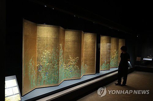 한국에서 만나는 일본의 중요문화재(서울=연합뉴스) 류효림 기자 = 16일 서울 용산구 국립중앙박물관에서 열린 한일 국교 정상화 60주년 특별전 '일본미술, 네 가지 시선' 전 언론공개회에서 참석자들이 전시물을 살펴보고 있다. 2025.6.16 ryousanta@yna.co.kr