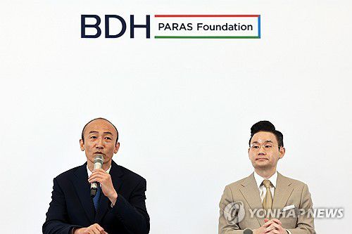 취재진 질문에 답하는 정진완 회장-배동현 이사장(서울=연합뉴스) 신현우 기자 = 16일 서울 중구 명동 알로프트호텔에서 열린 2025 서울 국제패럴림픽위원회(IPC) 정기총회 관련 기자회견에서 정진완 대한장애인체육회 회장(왼쪽)과 IPC 위원장 선거 출마를 선언한 배동현 BDH재단 이사장이 취재진 질문에 답하고 있다.     오는 9월 26∼27일 서울 강남구 그랜드 인터컨티넨탈 서울 파르나스에서 2025 서울 IPC 정기총회가 열리며, 이 총회에서 IPC 차기 집행위원을 뽑는 선거가 함께 진행된다. 2025.6.16 nowwego@yna.co.kr