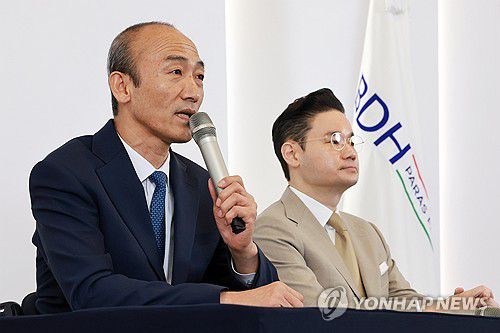 취재진 질문에 답하는 정진완 회장-배동현 이사장(서울=연합뉴스) 신현우 기자 = 16일 서울 중구 명동 알로프트호텔에서 열린 2025 서울 국제패럴림픽위원회(IPC) 정기총회 관련 기자회견에서 정진완 대한장애인체육회 회장(왼쪽)과 IPC 위원장 선거 출마를 선언한 배동현 BDH재단 이사장이 취재진 질문에 답하고 있다.     오는 9월 26∼27일 서울 강남구 그랜드 인터컨티넨탈 서울 파르나스에서 2025 서울 IPC 정기총회가 열리며, 이 총회에서 IPC 차기 집행위원을 뽑는 선거가 함께 진행된다. 2025.6.16 nowwego@yna.co.kr