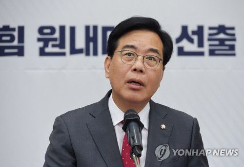 정견 발표하는 송언석 후보(서울=연합뉴스) 류영석 기자 = 국민의힘 원내대표 선거에 출마한 송언석 후보가 16일 서울 여의도 국회에서 열린 원내대표 선출 선거 의원총회에서 정견 발표를 하고 있다. 2025.6.16 ondol@yna.co.kr