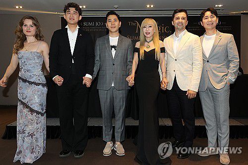 조수미 콘서트 기자간담회(서울=연합뉴스) 강민지 기자 = 16일 서울 중구 더플라자호텔에서 열린 2025 조수미 콘서트 '더 매직, 2025 조수미와 위너들'(The Magic, 2025 Sumi Jo & Winners) 기자간담회에서 참석자들이 기념촬영을 하고 있다. 성악가들과 기념촬영을 하고 있다. 왼쪽부터 소프라노 줄리엣 타키노, 바리톤 지하오 리, 지휘자 최영선, 소프라노 조수미, 테너 조르주 비르반, 테너 이기업. 2025.6.16 mjkang@yna.co.kr