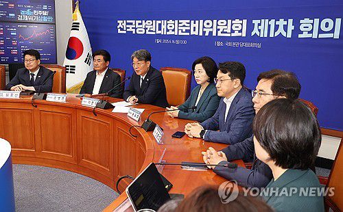 발언하는 이춘석 위원장(서울=연합뉴스) 김주형 기자 = 16일 국회에서 열린 더불어민주당 전국당원대회준비위원회 1차 회의에서 이춘석 위원장(왼쪽 세번째)이 발언하고 있다. 2025.6.16 kjhpress@yna.co.kr