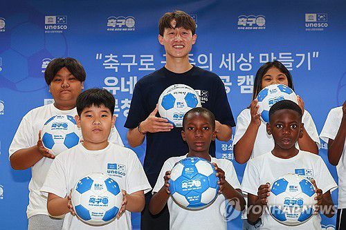 '혐오 OUT, 평화 IN'(서울=연합뉴스) 서대연 기자 = 축구 국가대표 이재성이 16일 서울 중구 유네스코 회관에서 열린 '유네스코 축구공(共) 캠페인 출범식'에서 보산초등학교 어린이들과 함께 론칭 세리머니를 하고 있다.      유네스코 한국위원회가 유네스코 프렌즈로 활동 중인 축구 국가대표 이재성과 함께 진행하는 '축구로 공존의 세상 만들기(축구공)' 캠페인은 교육부와 축구 관련 기업 및 재단, 시민들의 후원으로 추진되며, 모인 기금은 교육현장에서 축구를 통해 화합의 가치를 체득하는 프로젝트에 사용될 예정이다. 2025.6.16 dwise@yna.co.kr