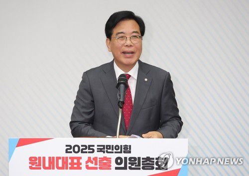 국민의힘 신임 원내대표로 당선된 송언석 의원(서울=연합뉴스) 류영석 기자 = 국민의힘 신임 원내대표로 당선된 송언석 의원이 16일 원내대표 선출 의원총회가 열린 서울 여의도 국회 회의장에서 감사 인사를 하고 있다. 2025.6.16 ondol@yna.co.kr