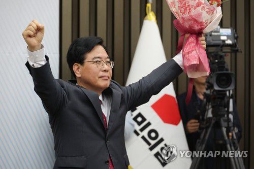 국민의힘 신임 원내대표로 당선된 송언석 의원(서울=연합뉴스) 류영석 기자 = 국민의힘 신임 원내대표로 당선된 송언석 의원이 16일 원내대표 선출 의원총회가 열린 서울 여의도 국회 회의장에서 양손을 번쩍 들어 올리고 있다. 2025.6.16 ondol@yna.co.kr