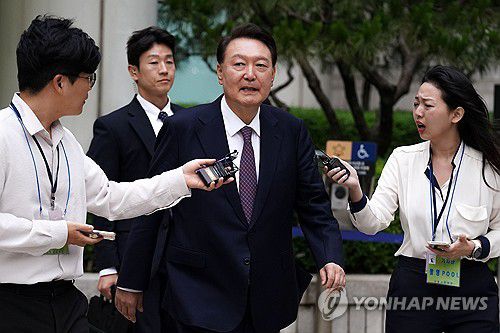 조은석 특검 임명 뒤 첫 내란 재판 마친 윤 전 대통령(서울=연합뉴스) 윤석열 전 대통령이 16일 서울 서초구 서울중앙지방법원에서 열린 내란 우두머리 혐의·직권남용 권리행사 방해 혐의 사건 7차 공판을 마치고 취재진의 질문을 받으며 법원을 나서고 있다. 2025.6.16 [사진공동취재단] photo@yna.co.kr